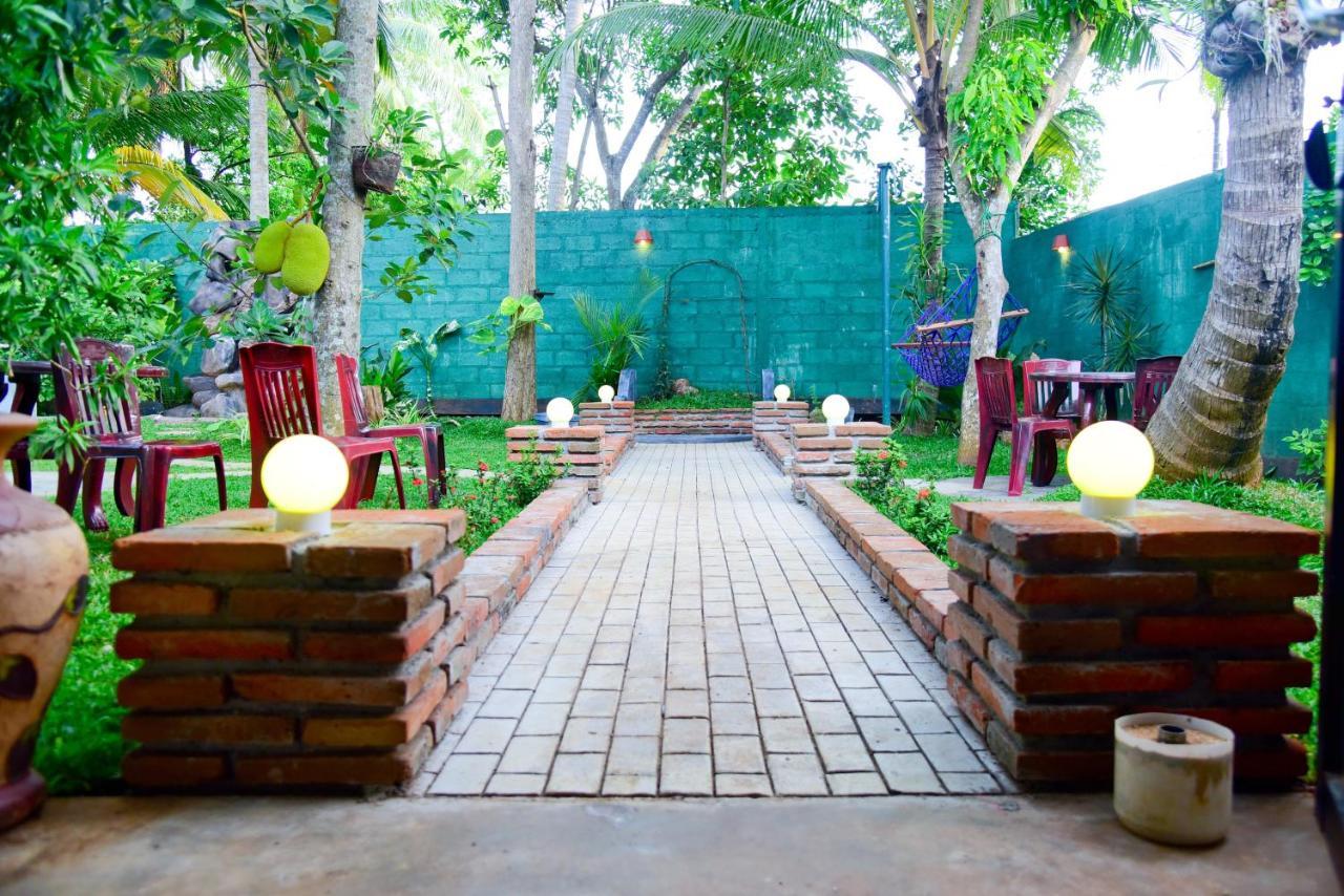 Hotel Moonstone Anuradhapura Dış mekan fotoğraf